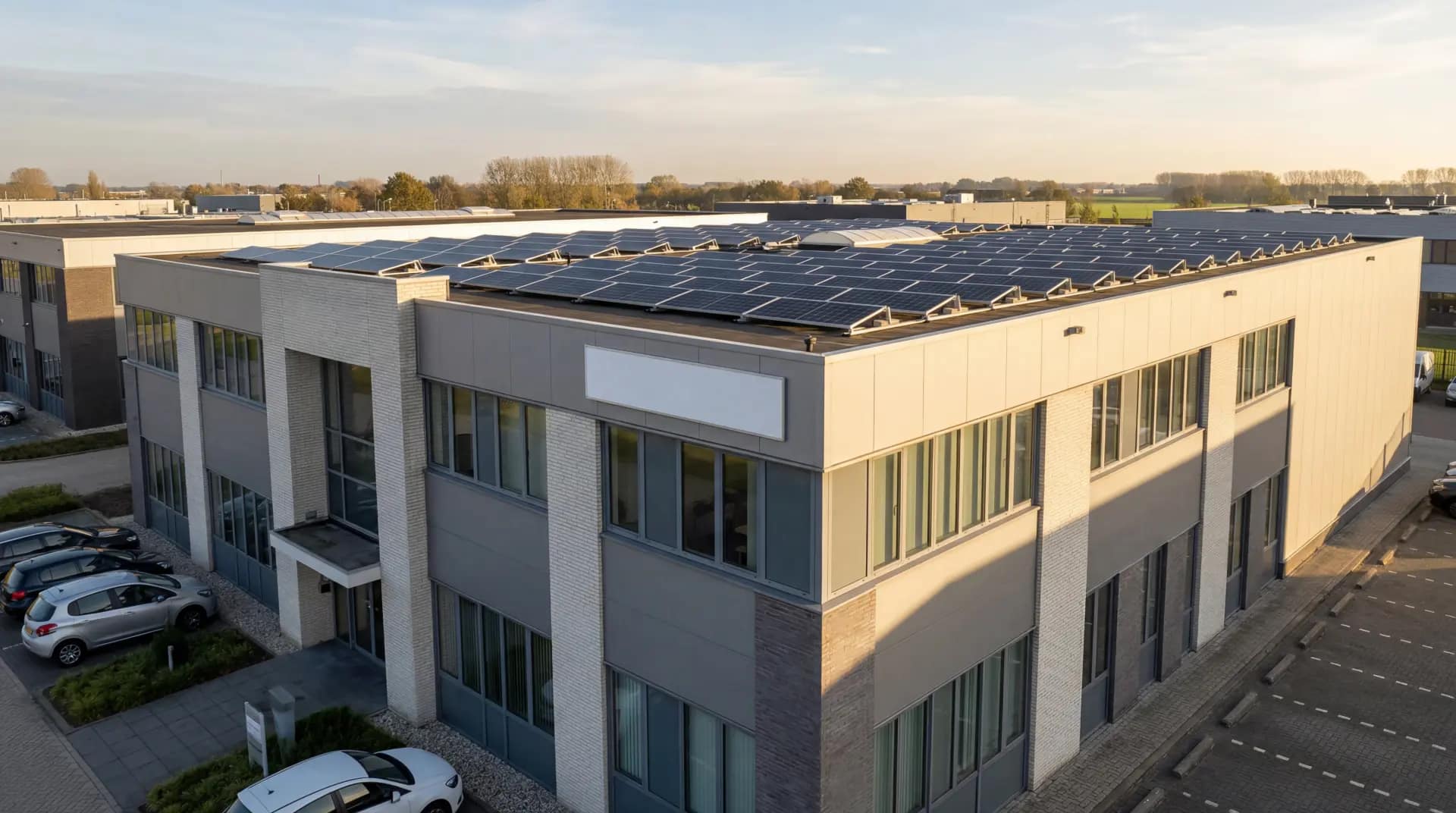 Modern bedrijfspand met groot zonnepaneelsysteem op het platte dak