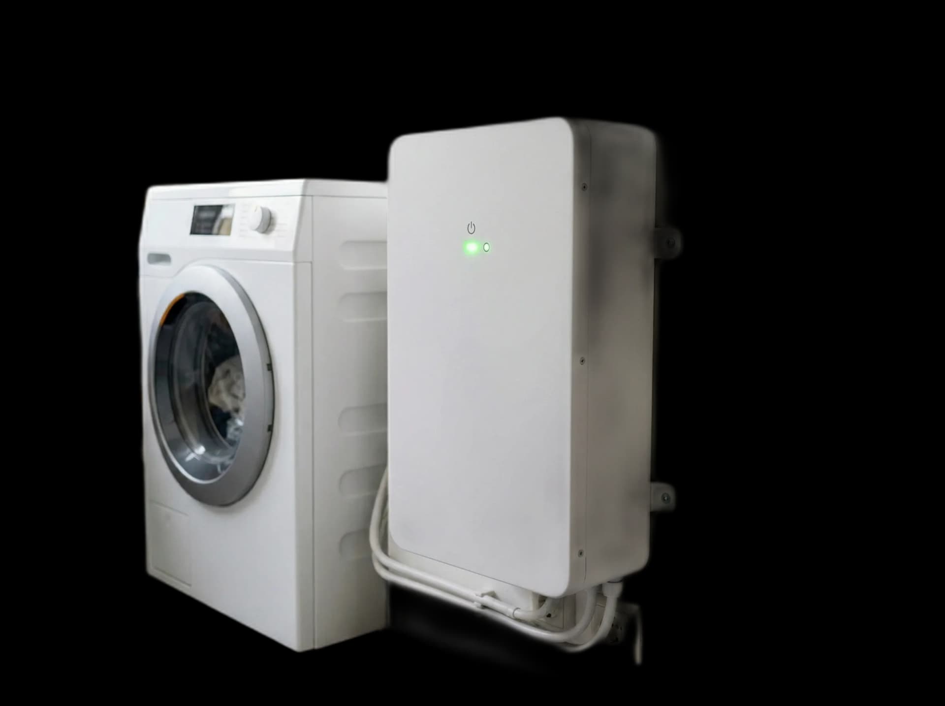 AEG Solarcube 4,8 kWh thuisbatterij geplaatst in bijkeuken naast wasmachine
