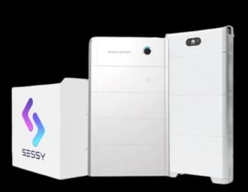 Moderne thuisbatterij voor energieopslag aan de muur