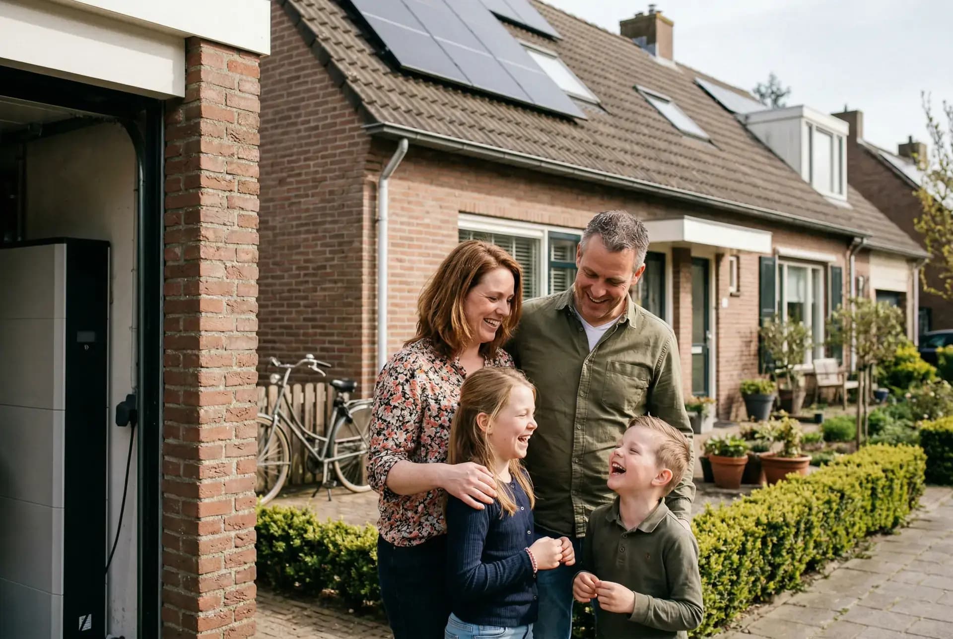 Energieadviseur toont thuisbatterij-berekening aan huiseigenaar op tablet