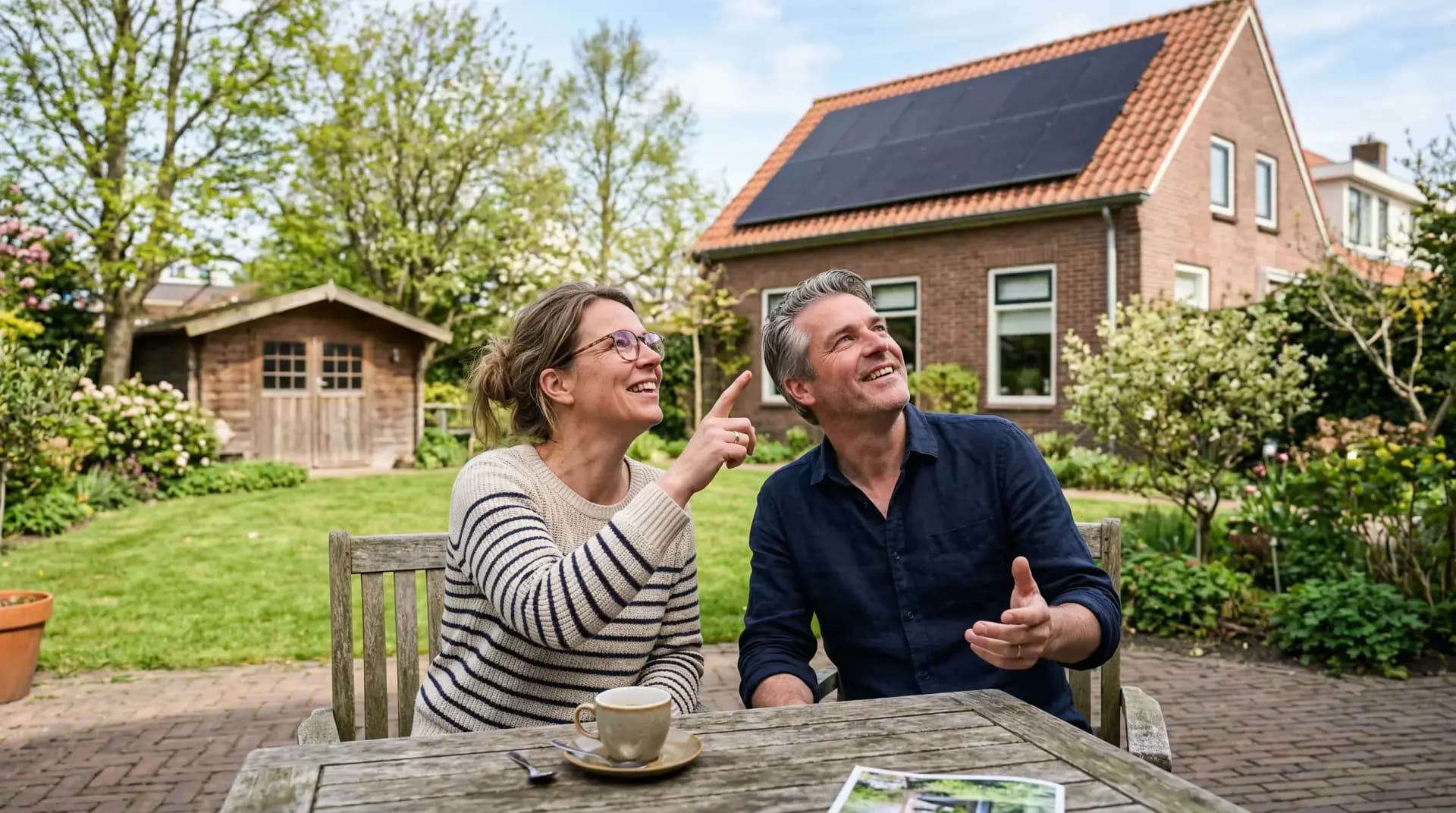 Micro-omvormer bevestigd achter een zonnepaneel op het dak