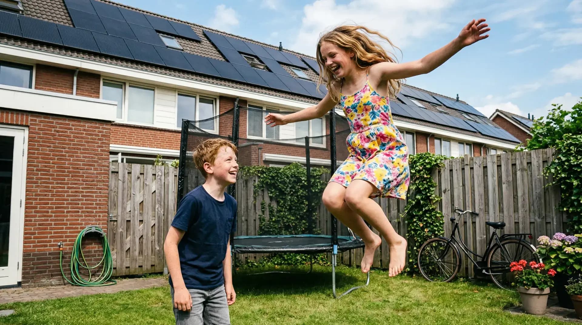 Display van een omvormer toont real-time opbrengstgegevens van zonnepanelen