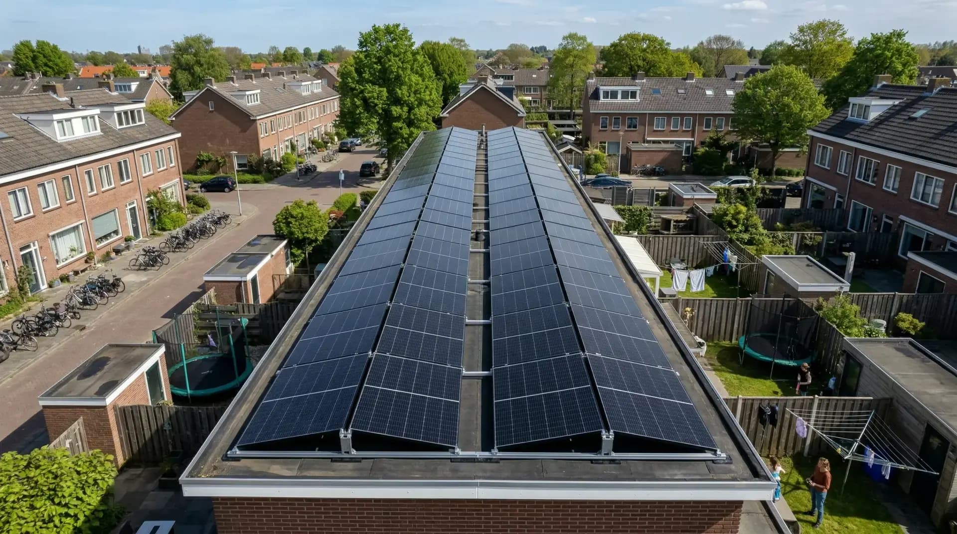 Oost-west opstelling zonnepanelen op plat dak van bovenaf gezien