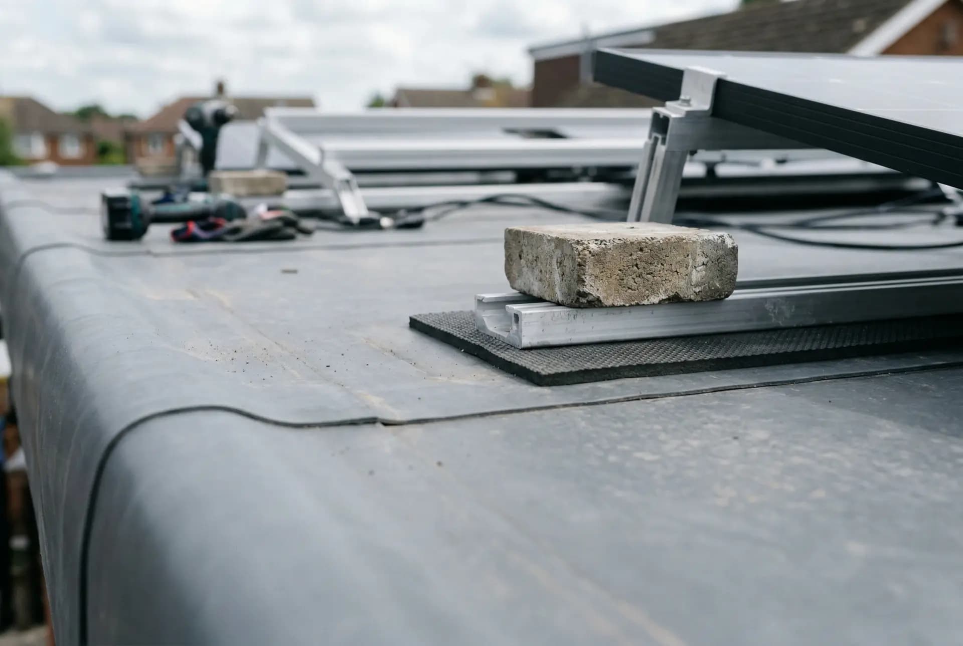 Close-up van EPDM dakbedekking op een plat dak klaar voor zonnepanelen