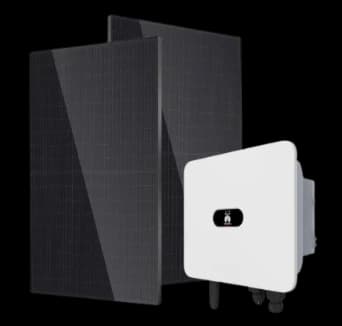 Zonnepanelen met omvormer op een schuin dak