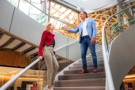 Bespreking zonne-energie oplossingen in kantoor