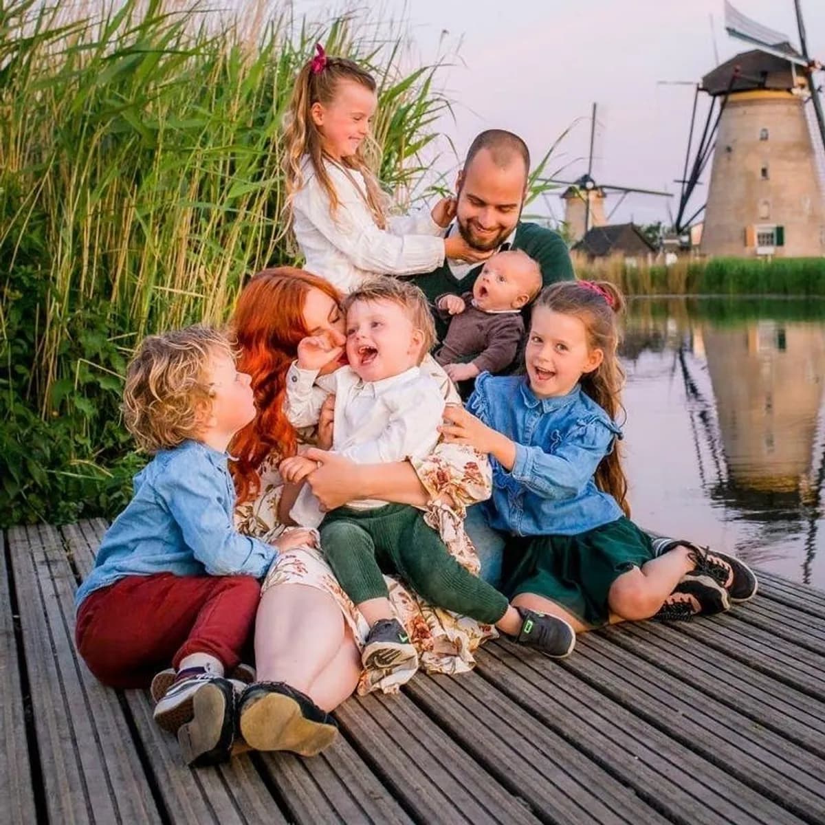 Laurens Goeree met zijn gezin bij de molens van Kinderdijk