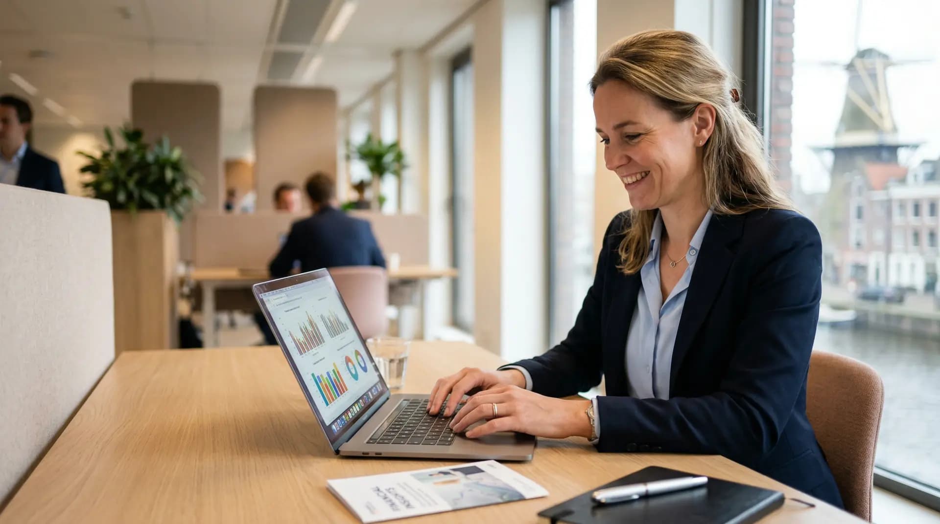 Financieel adviseur berekent EIA-voordeel voor zakelijke batterijopslag op laptop