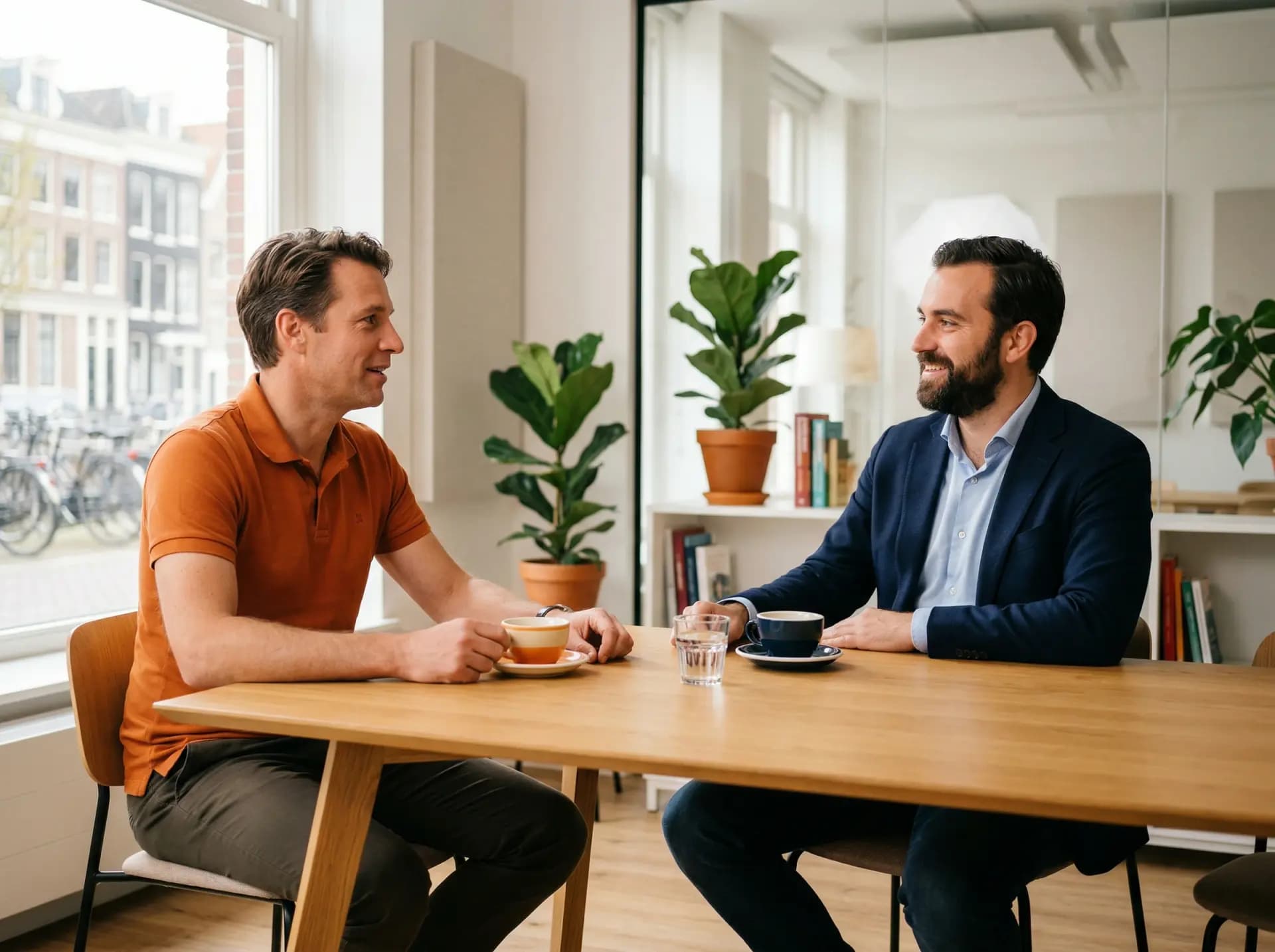 Anteas energieadviseur bespreekt netcongestie-oplossing met ondernemer aan tafel