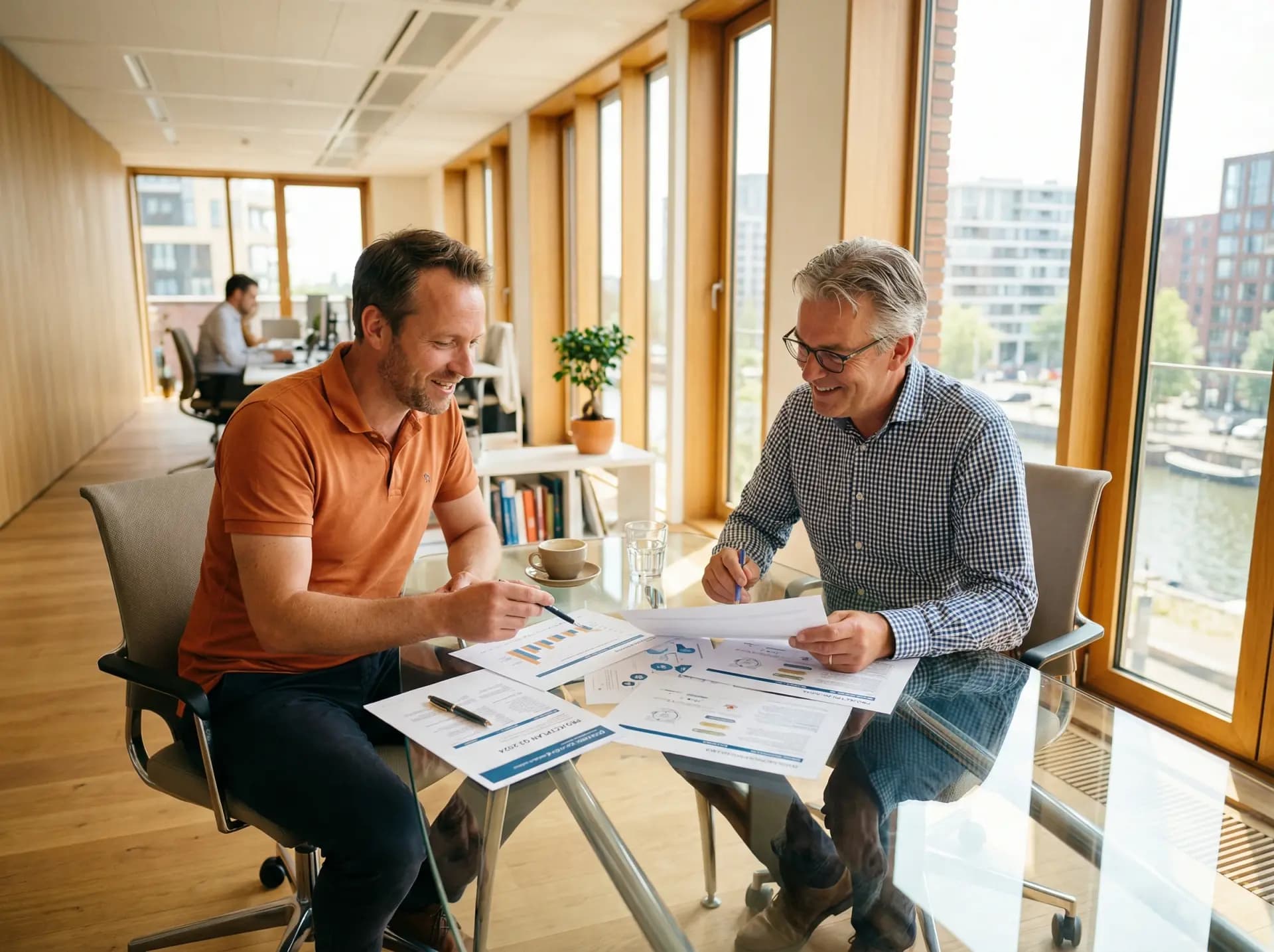 Energieadviseur bespreekt peak shaving businesscase met ondernemer aan vergadertafel