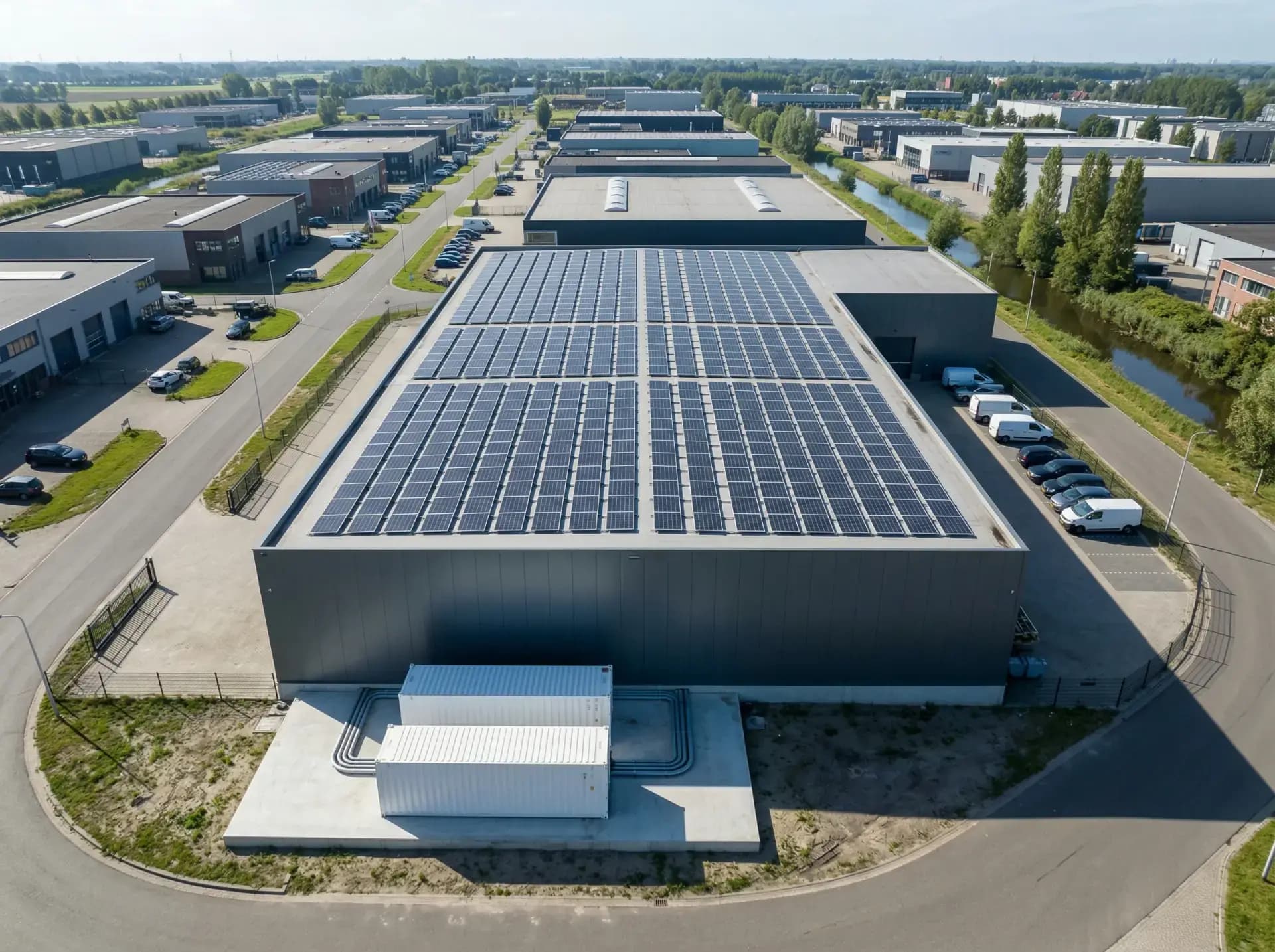 Productiebedrijf met zonnepanelen en batterijopslag voor terugverdientijd rekenvoorbeeld