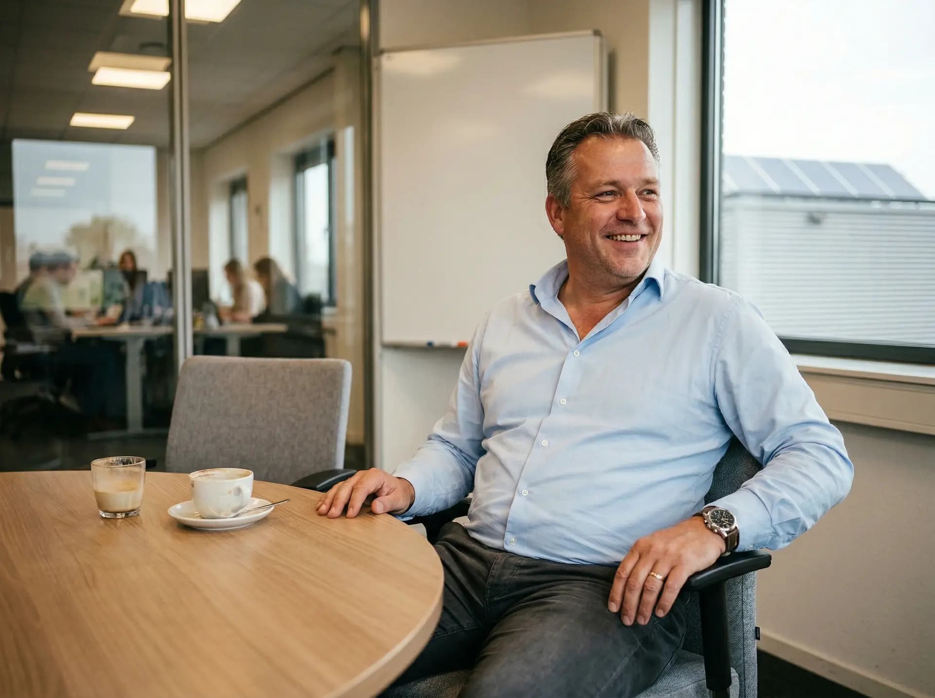 Ondernemer bekijkt rekenvoorbeeld EIA fiscaal voordeel op laptop