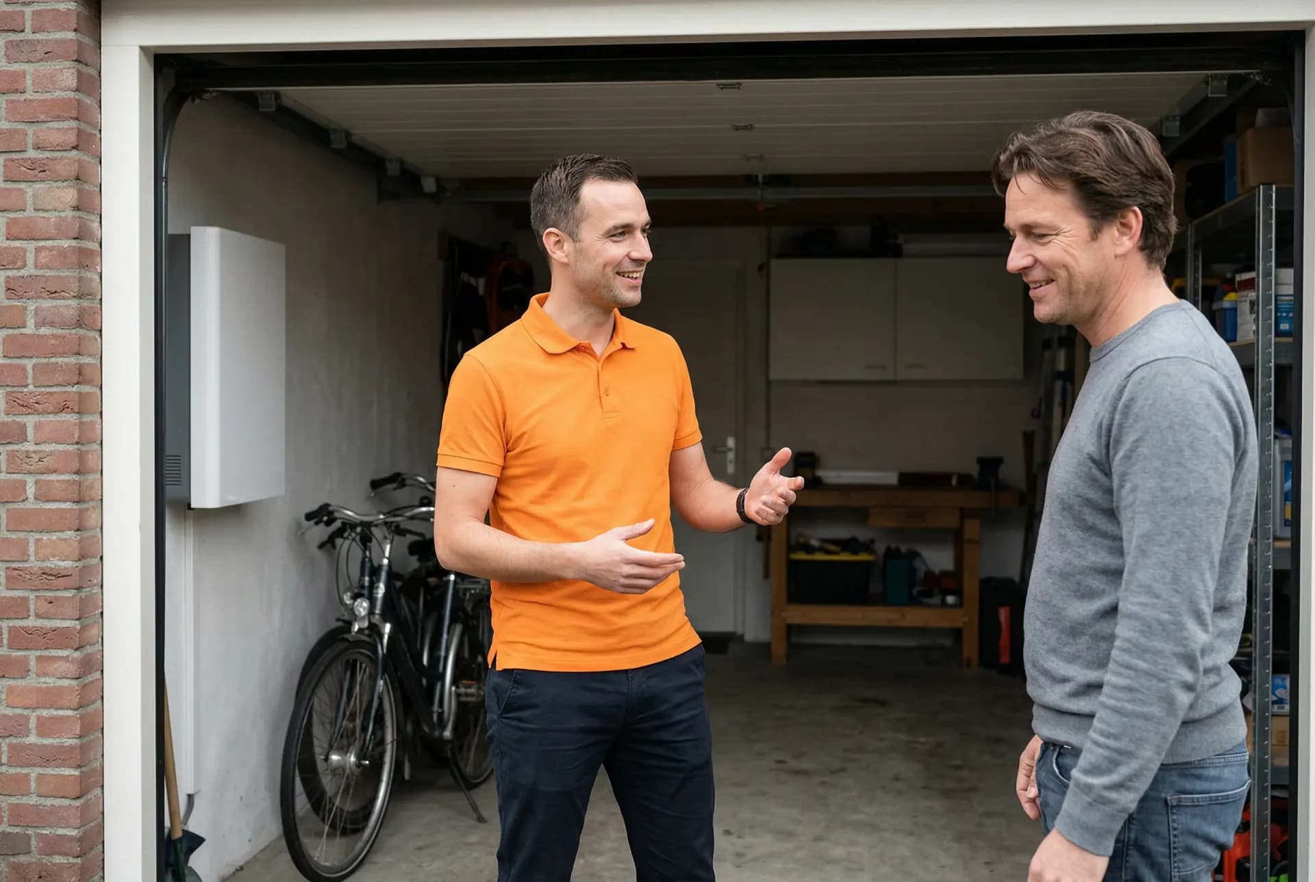 Gecertificeerd installateur controleert thuisbatterij-aansluiting bij meterkast