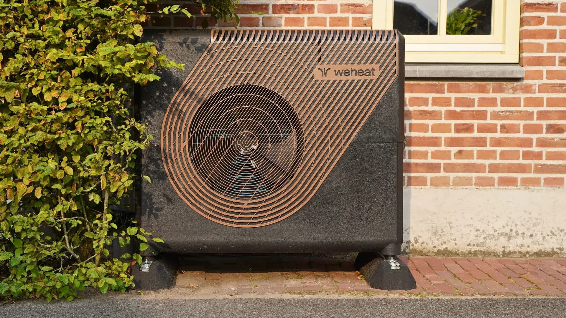 WeHeat Flint warmtepomp compact geinstalleerd tegen buitenmuur Nederlandse woning