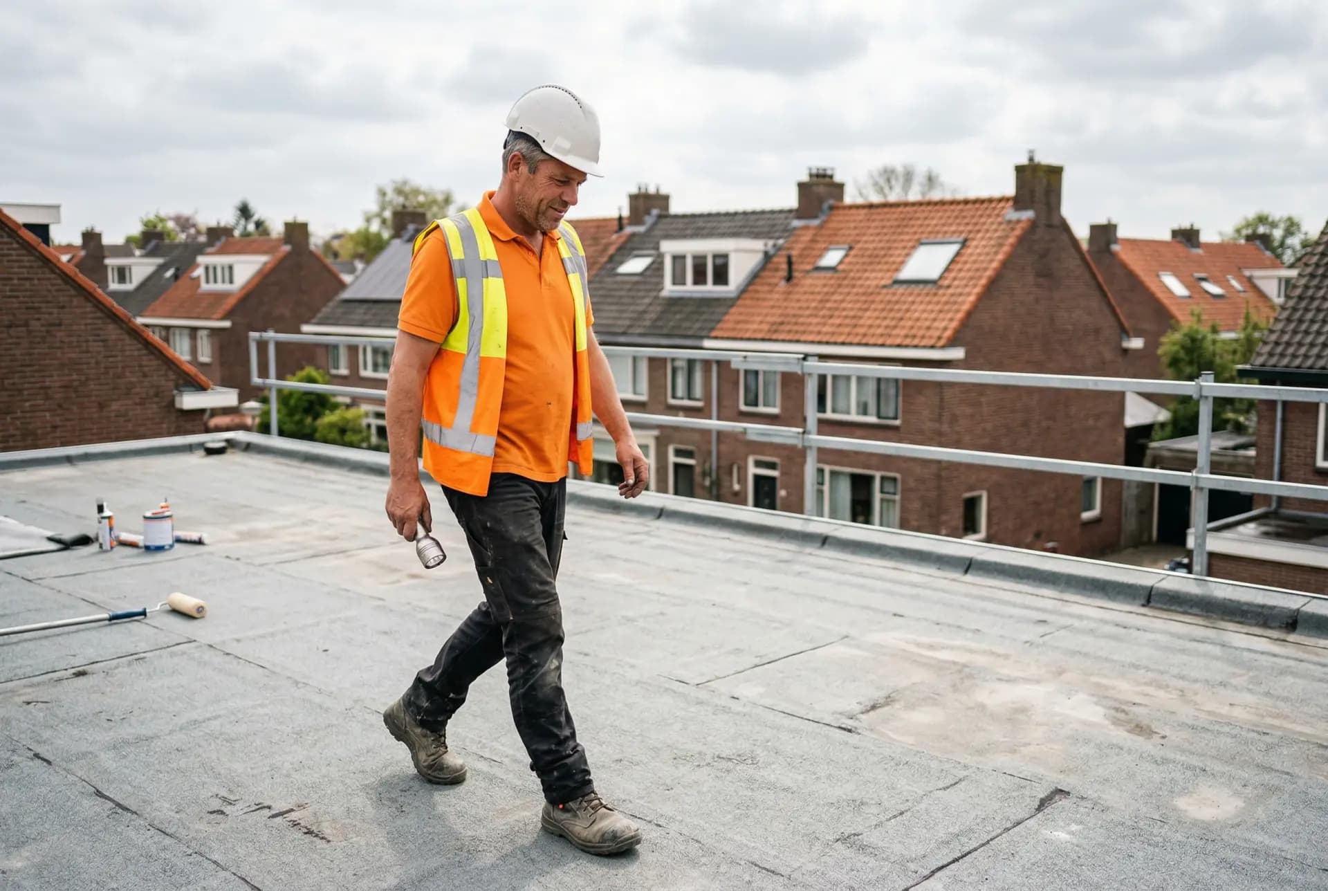 Installateur inspecteert dakbedekking van plat dak voor zonnepanelen installatie