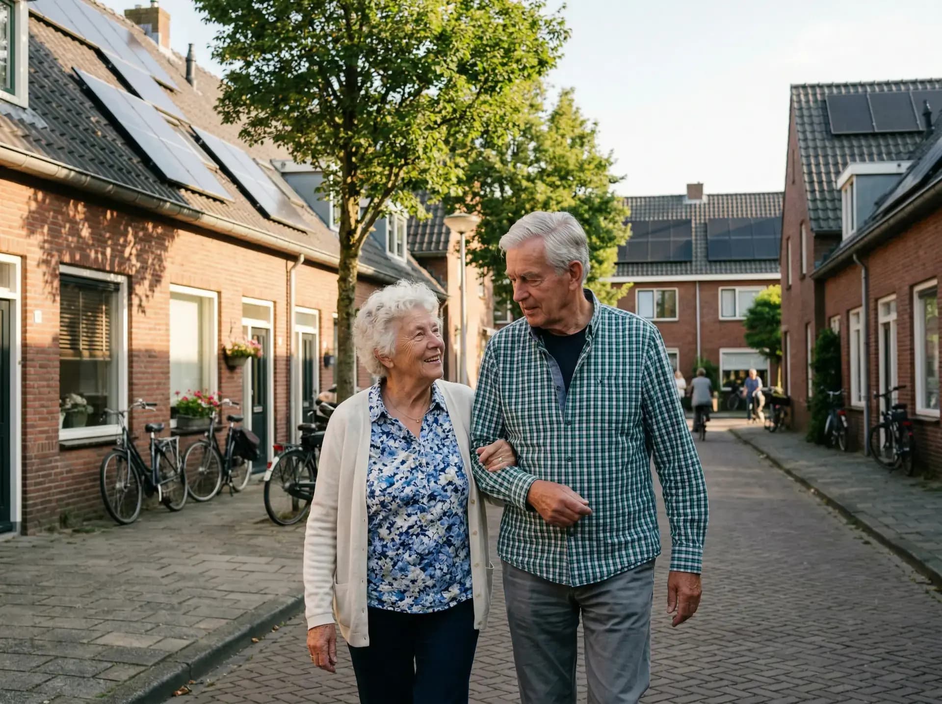 Ouder echtpaar wandelt arm in arm langs een Nederlandse straat met zonnepanelen op de daken