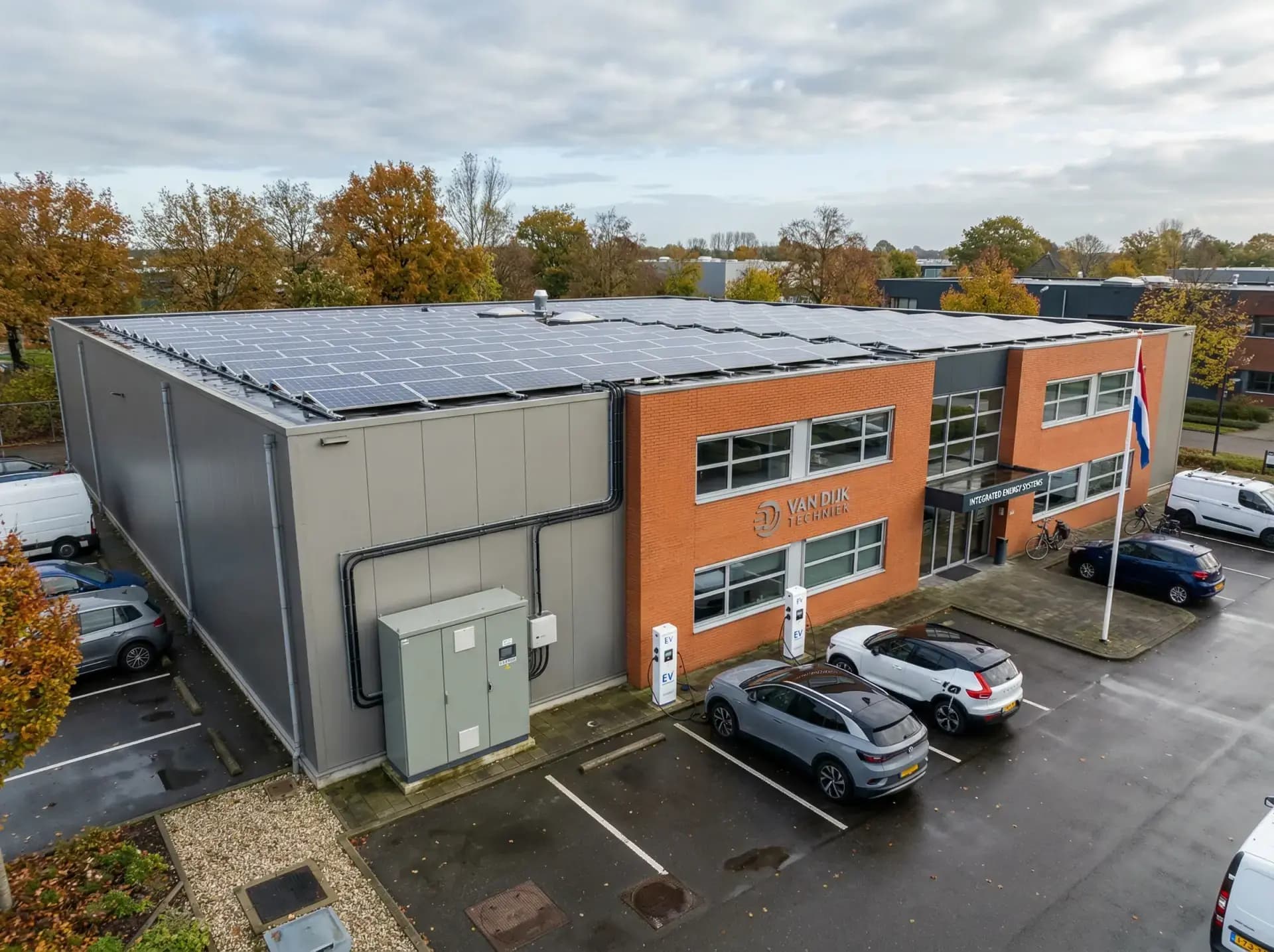 Zonnepanelen op bedrijfsdak met geïntegreerd energiemanagement systeem