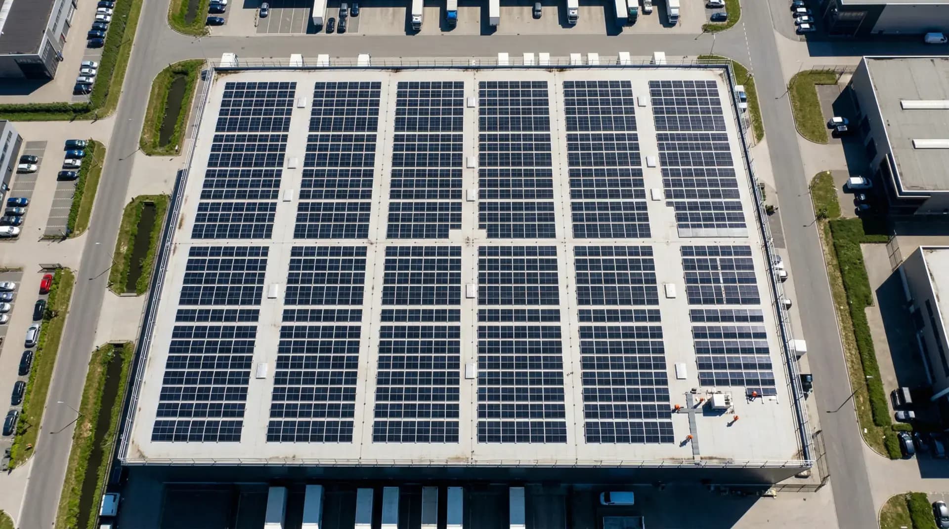 Vue aérienne d'un grand toit professionnel couvert de panneaux solaires dans une PME